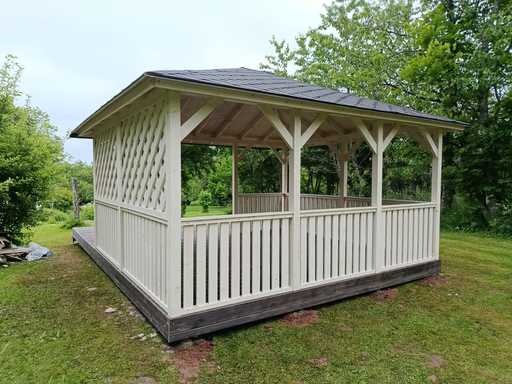 4x4,5 m Tonnelle en Bois Blanche — Élégante Tonnelle de Jardin avec Terrasse et Beau Design