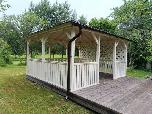 4x4,5 m Tonnelle en Bois Blanche — Élégante Tonnelle de Jardin avec Terrasse et Beau Design