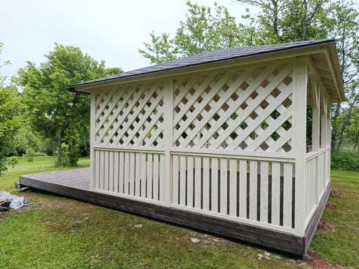 4x4,5 m Tonnelle en Bois Blanche — Élégante Tonnelle de Jardin avec Terrasse et Beau Design