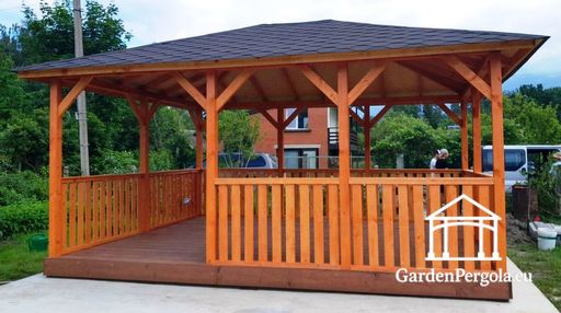 Gazebo en bois ambré 4x5 m — gazebo de jardin spacieux avec plancher, balustrades et toit couvert