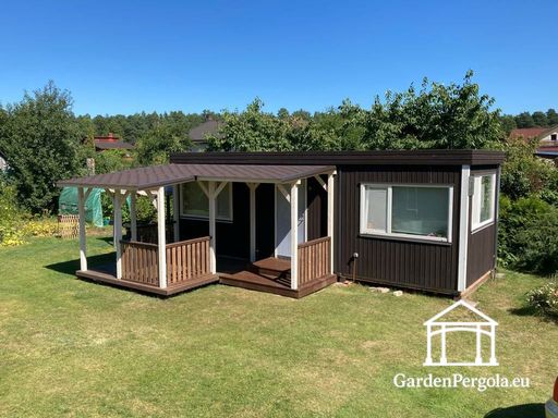 Véranda en bois naturel adossée à la maison avec toit couvert - garden gazebo pergola