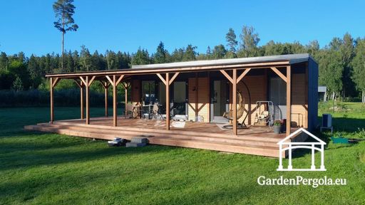 Véranda en bois naturel attenante à la maison avec terrasse couverte spacieuse