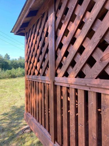 Comment rafraîchir une gloriette en bois après la première année dans le jardin