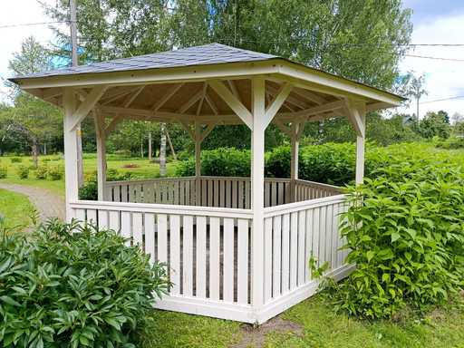 Gazebo en bois à six côtés — gazebo de jardin confortable avec plancher et toit couvert