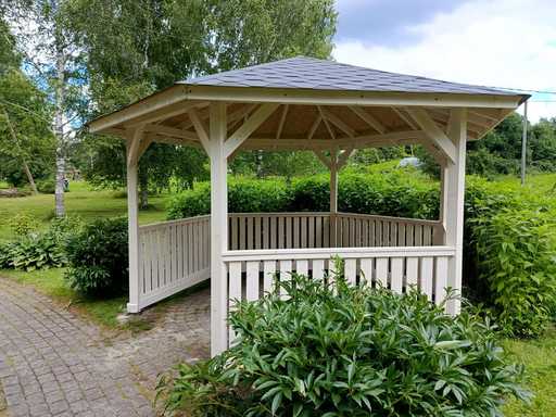 Gazebo en bois à six côtés — gazebo de jardin confortable avec plancher et toit couvert
