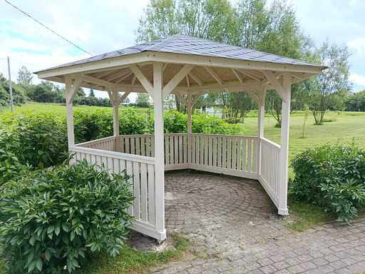 Gazebo en bois à six côtés — gazebo de jardin confortable avec plancher et toit couvert