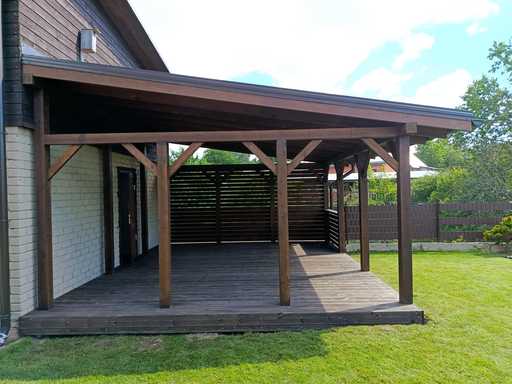 Véranda en bois brun foncé attenante à la maison avec toit couvert – 4,8×6 m