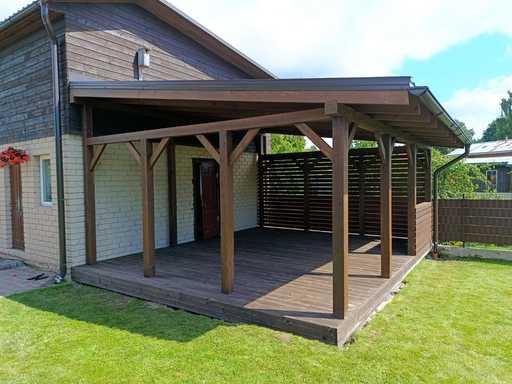 Véranda en bois brun foncé attenante à la maison avec toit couvert – 4,8×6 m