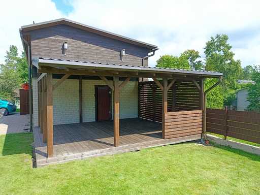 Véranda en bois brun foncé attenante à la maison avec toit couvert – 4,8×6 m