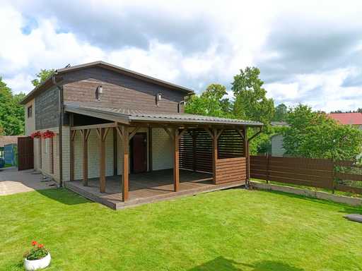 Véranda en bois brun foncé attenante à la maison avec toit couvert – 4,8×6 m